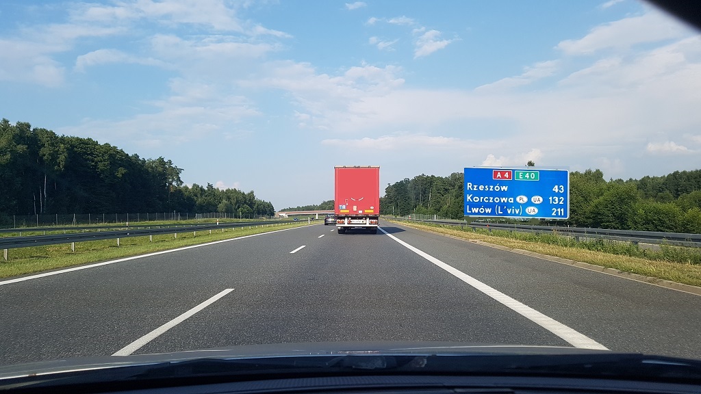 Sytuacja drogowa — pytanie 13046:  Jaki minimalny odstęp masz obowiązek utrzymywać od pojazdu poprzedzającego?