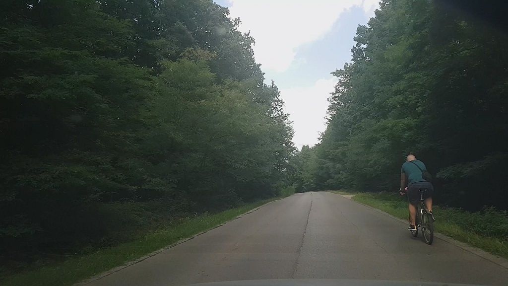 Sytuacja drogowa — pytanie 13062: Jaki minimalny odstęp boczny należy zachować, wyprzedzając motocyklem kierującego rowerem?