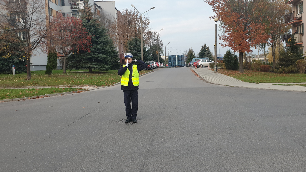 Sytuacja drogowa — pytanie 11099: Czy możesz wjechać na skrzyżowanie widząc policjanta stojącego w takiej pozycji?