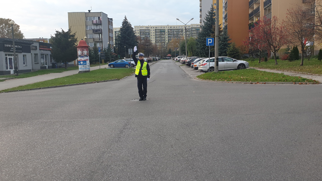 Sytuacja drogowa — pytanie 11102: Czy będziesz miał za chwilę możliwość wjazdu na skrzyżowanie, jeżeli widzisz tak stojącego policjanta?