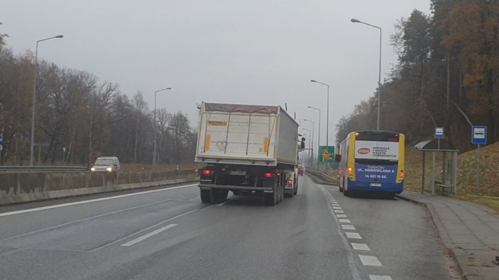 Sytuacja drogowa — pytanie 11123: Znajdujesz się poza obszarem zabudowanym. Czy jesteś zobowiązany umożliwić kierującemu autobusem włączenie się do ruchu?