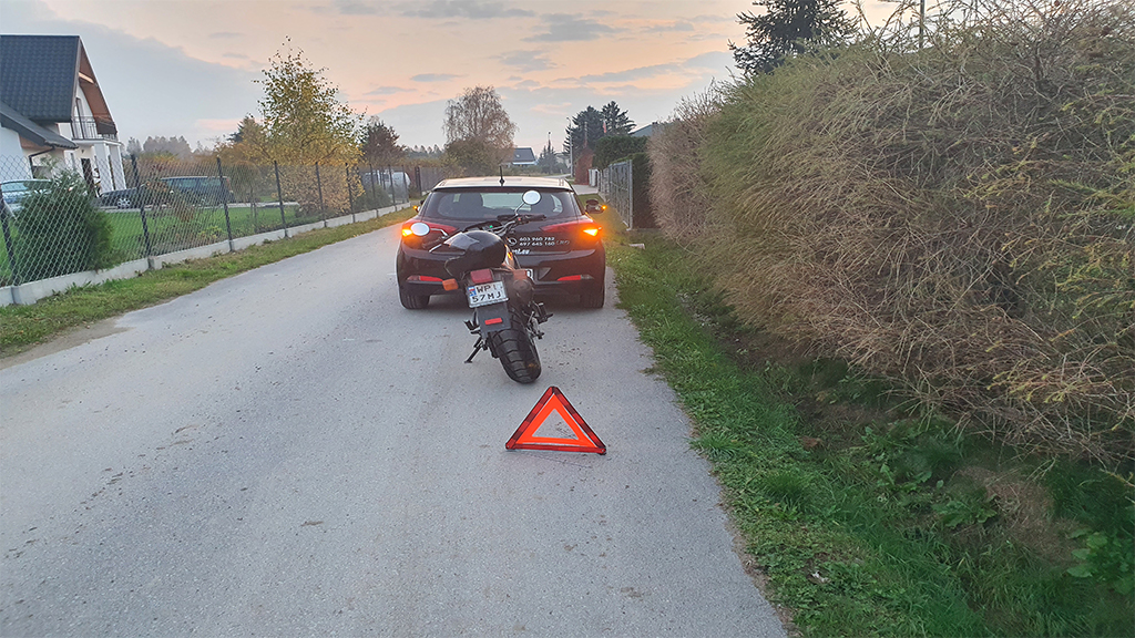 Sytuacja drogowa — pytanie 11251: Czy w obszarze zabudowanym, w miejscu, gdzie jest to zabronione, masz obowiązek sygnalizować postój pojazdu spowodowany awarią?
